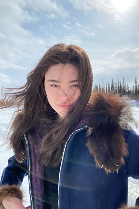 Meet Willow Allen, the Inuit model who's bringing visibility to Arctic communities. A few years ago, she started posting videos about her daily life in the Arctic (from her family ski-dooing to making bannock), and it didn't take long before a modelling agency took notice of her natural beauty and slid into her DMs. Native Alaskan Culture, Willow Allen Model, Inuit Hairstyles, Willow Allen, Inuit Aesthetic, Inuit Clothing, Inuit Culture, Native Woman, Art Fashion Design