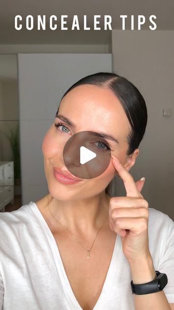 ASTA Jurksaite - Makeup Artist on Instagram: "Here’s another great technique to minimize concealer creasing🔝

This amazing advice comes from the makeup guru @vincentford 

Products used:
@charlottetilbury Beautiful skin concealer in shade 4 and 1✨

Concealer • Concealer creasing• Makeup tips 

#stopconcealercreasing #makeuptips #makeuptipsandtricks #makeuptipsforbeginners #makeupformatureskin" Said Concealer, Concealer Hacks Tiktok, Concealer Creasing, Expensive Concealer, High End Concealer, Moisturizing Concealer, Makeup Tips For Beginners, Makeup Guru, Artist On Instagram