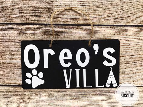 Dog House Name Plate, Dog Corner, House Name Signs, House Names, Name Plaques, Dog Kennel, Chalkboard Signs, Font Types, Dog Houses