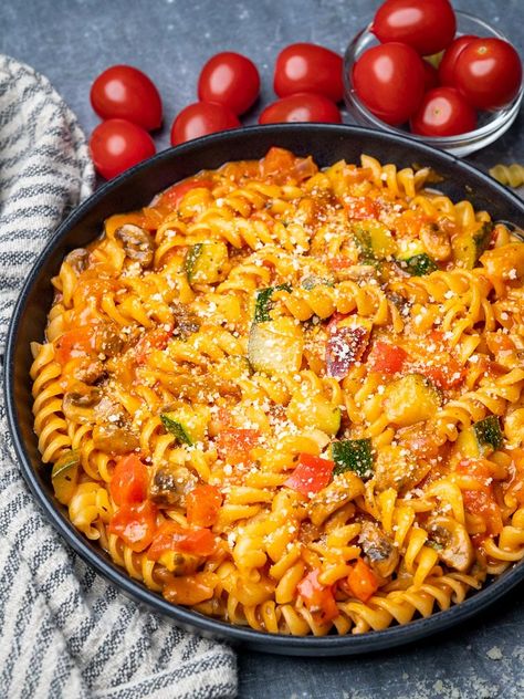 one-pot veggie pasta with tomatoes Pasta And Veggies Recipes Dinners, Pasta And Vegetable Recipes, Italian Sausage Gnocchi Soup, Italian Sausage Gnocchi, Sausage Gnocchi Soup, Easy Veggie Pasta, Mushroom Zucchini, Daniel Fasting, Sausage Gnocchi