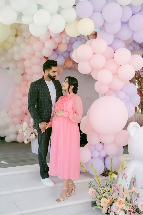 Baby Shower Couple Outfits, Baby Shower Couple, Baby Shower Photography Poses, Reveal Photoshoot, Baby Shower Photography, Simple Baby Shower, Couple Dp, Modern Baby Shower, Baby Shower Dresses