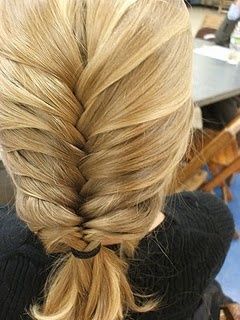 Simple fishtail braid tutorial. I love the fishtail. They always remind me of Meg Ryan in Sleepless in Seattle. Fishtail French Braid, Sleepless In Seattle, Braid Hairstyle, Meg Ryan, Fishtail Braid, Penteado Cabelo Curto, Long Blonde, Long Blonde Hair, Fish Tail Braid