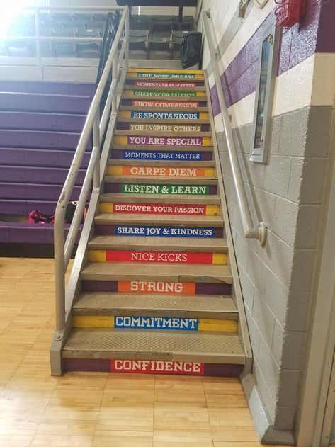 These type of words, in same size font and color. Less distracting. Stairway Quotes, Quotes School, School Board Decoration, Kindergarten Classroom Decor, School Interior, Leader In Me, Boundary Walls, Positive Learning, Stair Decor