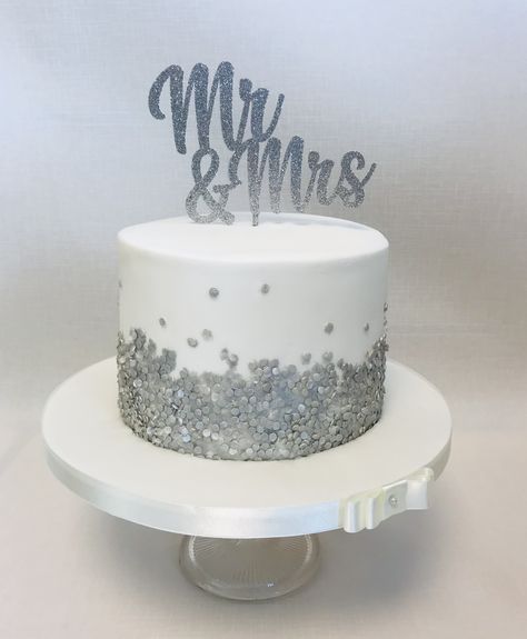 Silver Wedding Anniversary Cake Simple, Silver Jubilee Cake 25th Anniversary, Silver Jubilee Anniversary Ideas, 25th Wedding Anniversary Cake Design, Silver Jubilee Cake, Silver Cake Ideas, White And Silver Cake, Diamond Anniversary Cake, Silver Wedding Anniversary Cake