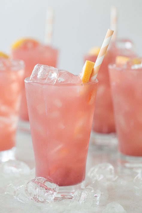 Grapefruit Cocktail Recipes, Grapefruit Cocktail, Entertaining Tips, Citrus Cocktails, Refreshing Cocktail, Cocktail Serving, Mothers Day Brunch, Perfect Cocktails, Vodka Cocktails