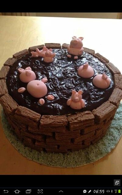 Pigs in mud Pig In Mud, Mud Bath, Decoration Idea, Cake Decoration, Fun Desserts, Pigs, Kids Birthday, Cake Decorating, I Am Awesome