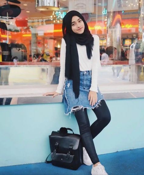 Style Hijab Casual, Rok Outfit, Rok Mini, Hooded Sweatshirt Dress, Fashion Model Poses, Girl Fashion Style, Style Hijab, Casual Hijab Outfit, Trendy Swimwear