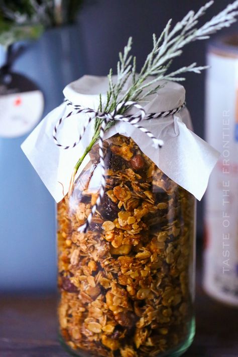 This festive Gingerbread Granola is not only a great holiday breakfast or snack, but it makes a great gift for friends and neighbors. Cheap Food Gifts For Christmas, Christmas Breakfast Basket Ideas, Ginger Bread Granola, Edible Gifts In A Jar, Winter Granola Recipe, Christmas Granola Gift In A Jar, Gifts For Granola Friends, Canned Gifts Homemade, Savory Christmas Gifts