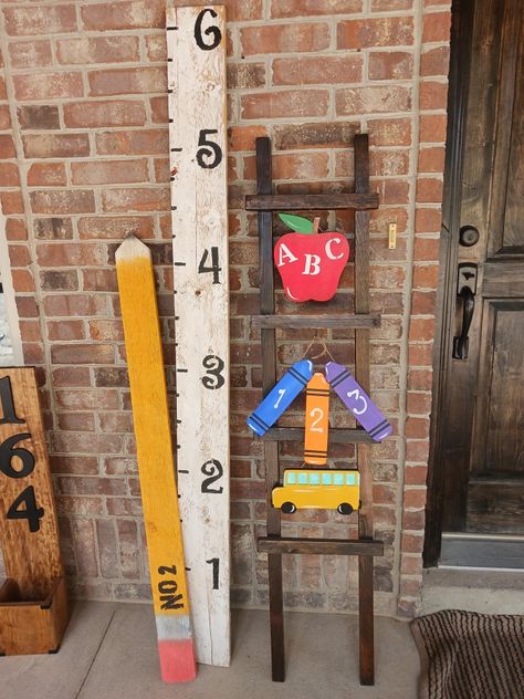 Outdoor School Decorations, Back To School Vendor Booth, Back To School Displays, Preschool Classroom Setup, Teacher Table, Preschool First Day, Diy Porch Decor, Pencil Crafts, Back To School Pictures