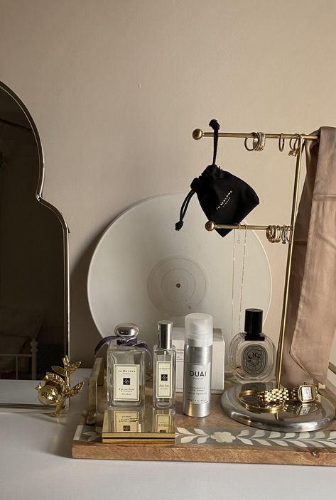 The 1975 Decor, Dressing Table Diy, Diptyque Aesthetic, Dressing Table Aesthetic, Vanity Table Decor, Dressing Table Decor, Vanity Display, Cartier Accessories, Dresser Table