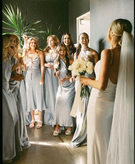 Bridesmaid Reaction Photo, Bridal Party Fun Photos, Bridesmaids Photo, Cool Girl Wedding Aesthetic, Classy Wedding Party, Wedding Bridesmaid Photos, Bridesmaid Photography, Bridesmaids Pictures, Bridesmaid Picture Ideas