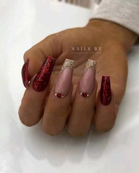 Gold Christmas Nails, Burgundy Nail Designs, Nail Art Noel, Red And Gold Nails, Gold Acrylic Nails, Gold Nail Designs, Prom Inspo, Red Christmas Nails, Minimalist Nail Art