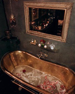 Victorian Bathroom Ideas, Dark Academia Bathroom, Gothic Bathroom Ideas, Academia House, Dark Academia Interior, Bathtub Aesthetic, Gothic Bathroom, Victorian Bedroom, Victorian Bathroom