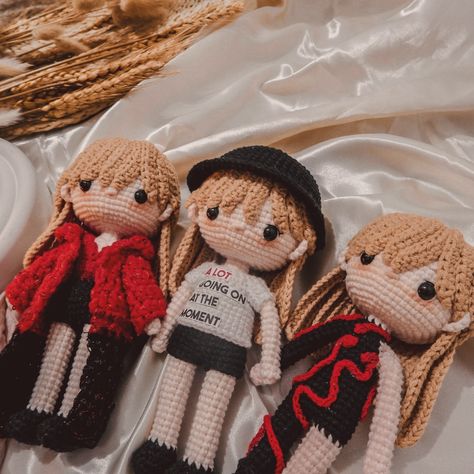 Swiftie life 🫶🏻 another set of TS dolls for the gram #taylorswift #taylorswifterastour #swiftiesforever #swifties #amigurumilove #crochetinspiration #crochetlove Crochet Dolls Clothes, Taylor Swift Crochet, Crochet Doll Clothes Free Pattern, 3d Crochet, Crochet Things, Crochet Doll Clothes, Dolls Clothes, Learn To Crochet, Crochet Dolls