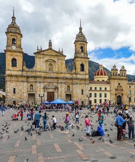 Plaza Bolivar de Bogotá Colombia Trip, City Illustration, Travel Bucket List, Bucket List, Vision Board, Louvre, Humor, Building, Travel