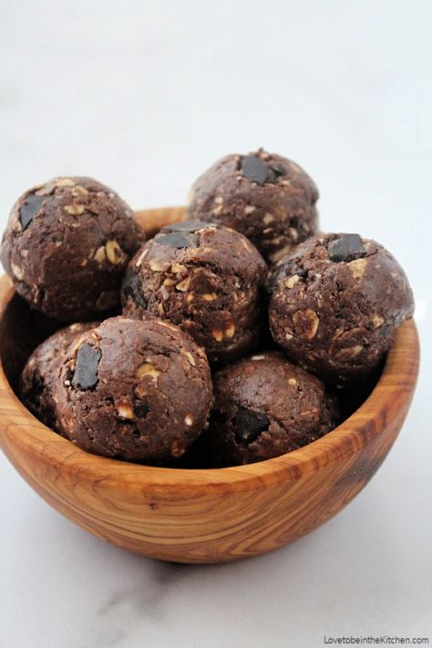 Chocolate Protein Energy Bites Cranberry Almond Energy Bites, Chocolate Energy Bites, Protein Energy Bites, Healthy Dip Recipes, Energy Boosting Snacks, Healthy Crackers, Power Snacks, Toddler Recipes, Homemade Graham Crackers