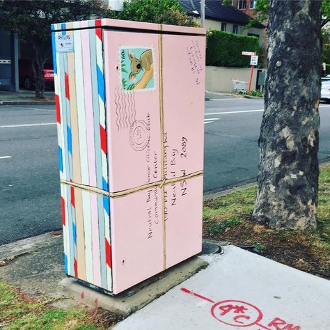 Electrical Box Street Art, Electrical Box Painting, Painted Electrical Boxes, Utility Box Art, Art Ideas Pictures, Street Art Ideas, Art Illusions, Street Art Illusions, Street Installation