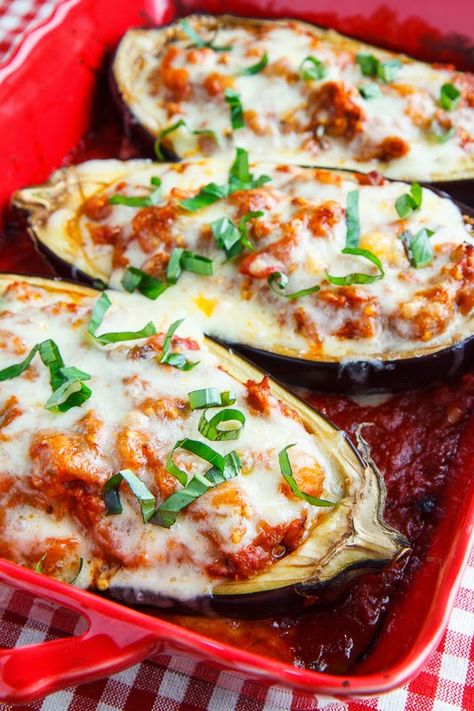 Eggplant Parmesan Boats #closetcooking #veggiegoodness #saucy Eggplant Boats, Stuffed Eggplant, Liver Recipes, Eggplant Dishes, Eggplant Parmesan, Eggplant Recipes, Idee Pasto Sano, Veggie Dishes, Italian Dishes