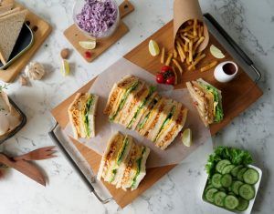 Club Sandwich Recipe, Ramzan Special Recipes, Club Sandwich Recipes, Food Desert, Fusion Recipes, Food Fusion, Cast Iron Grill Pan, Club Sandwich, Fusion Food