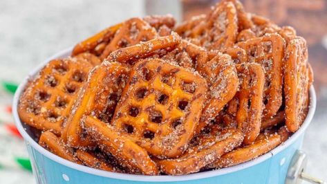 40 delicious and easy finger foods from savory to sweet that are perfect for your next celebratory grazing table! Ranch Pretzels Recipe, New Year Party Food, Turtle Pretzels, Caramel Puff Corn, Snack Meal Prep, Mashed Potato Bites, Spicy Pretzels, Ranch Oyster Crackers, Ranch Pretzels