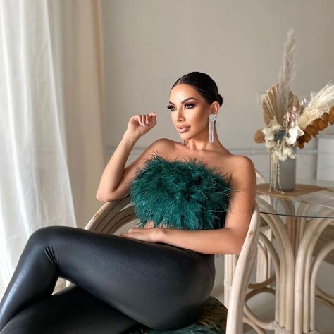 Club L London on Instagram: “Add to calendar: 𝐃𝐀𝐓𝐄 𝐍𝐈𝐆𝐇𝐓 📅✨It’s time to bring on the 𝐆𝐋𝐀𝐌 in something 𝗦𝗘𝗫𝗬 🤍 The beautiful @nilou.fardd wears the Dream Daze l Green…” Feather Top Outfit, Fluffy Fashion, Loose Dress Pattern, Strapless Tank Top, Skirt Shapewear, Feather Top, Party Crop Tops, Green Feather, Bandeau Crop Top