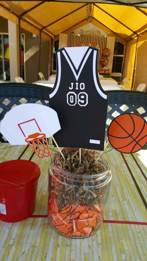 Basketball Centerpiece Ideas Diy, Basketball Party Centerpieces, Diy Basketball Centerpiece Ideas, Basketball Birthday Centerpieces, Basketball Table Decorations, Basketball Table Centerpiece, Basketball Theme Table Centerpieces, Basketball Centerpieces Banquet, Basketball Centerpiece Ideas