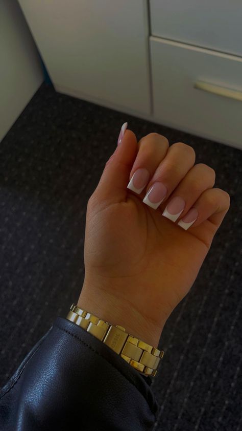 #Frech nails 
#fossil French Nails With Initials Short, Natural Short Square Nails, French Nails With Letter, French Tip Nails With Letter, French Nails With Initials, French Tips With Initial, French Tip With Initial, Nail Inspo Initial, Nails With An Initial