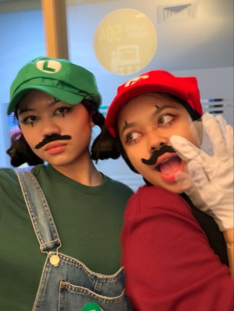 Scary Mario Costume, Halloween Costume Mario And Luigi, Mario Custome Halloween, Mario Costume Halloween, Luigi Outfit Ideas, Female Luigi Costume, Luigi And Mario Halloween Costume, Mario And Luigi Makeup Looks, Mario Makeup Halloween