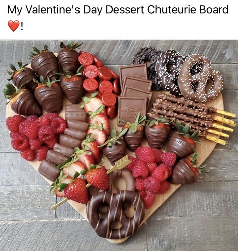 Valentines Fruit Platter, Desert Charcuterie Board Wedding, Fruit Charcuterie Board Valentines, Charcuterie Bored, Cupcake Charcuterie Board, Valentines Dessert Board, Desert Charcuterie Board, Chocolate Boards, Dessert Charcuterie Board Ideas