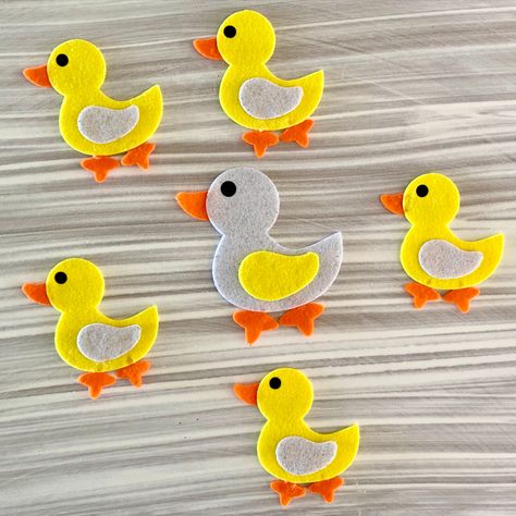 Five yellow felt shaped ducks with white glittery wings and one white mother duck are shown on a white background. Farm Classroom Theme, Duck Crafts, Felt Board Stories, Little Duck, Felt Board, Daycare Crafts, Farm Theme, Quiet Book, School Items