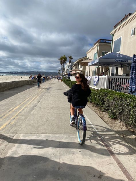 Biking At The Beach, Biking On The Beach, Beach Bike Ride Aesthetic, Biking Outfit Aesthetic, Friends Outfits Aesthetic, Bike Ride Outfit Summer, Beach Bike Aesthetic, Summer Bike Ride Aesthetic, Bike Ride Beach