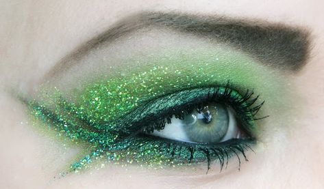 For that magical fairy in all of us... Green Fairy Eye Makeup | Pics by Jangsara | Makeup inspiration Fairy Eye Makeup, Saint Patricks Day Makeup, Karneval Diy, Fairy Eyes, Green Eyeshadow Look, Glitter Liner, Eye Makeup Pictures, Green Fairy, Green Makeup