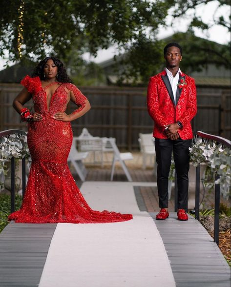 Red Prom Looks Black Couple, Red And White Prom Couples, Black And Red Prom Couple, Prom Couples Red, Red And Black Prom Couples, Red Prom Dress Couple, Red Prom Couple Outfit, Red Prom Dress Black Women, Prom Couples Black People