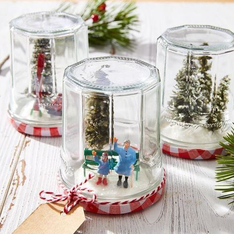 christmas cottage Diy Christmas Ball, Festive Centerpieces, Tiny Jars, Christmas Cottage, Jar Ideas, Christmas Snow Globes, Jar Diy, Jam Jar, Homemade Christmas Gifts