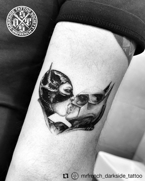 Awesome tattoo from 1992 "Batman Returns" where catwoman licks batman. Many thanks to tattoo artist: MrFrench from greece Batman Returns Tattoo, Batman Couple Tattoos, Batman Catwoman Tattoo, Tattoo Woman Hand, Dc Comics Tattoos Ideas, The Batman Tattoo, Batman And Catwoman Tattoo, Small Batman Tattoo, Batman Tattoos For Women