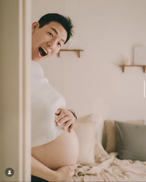 Maternity Funny Photography, Fine Art Maternity Photography Studio, Korean Maternity Photography, Maternity Self Photo Studio, Korean Maternity Shoot, Pregnant Photoshoot Ideas, Maternity Shoot Studio, Maternity Shoot At Home, Pregnancy Photoshoot Ideas