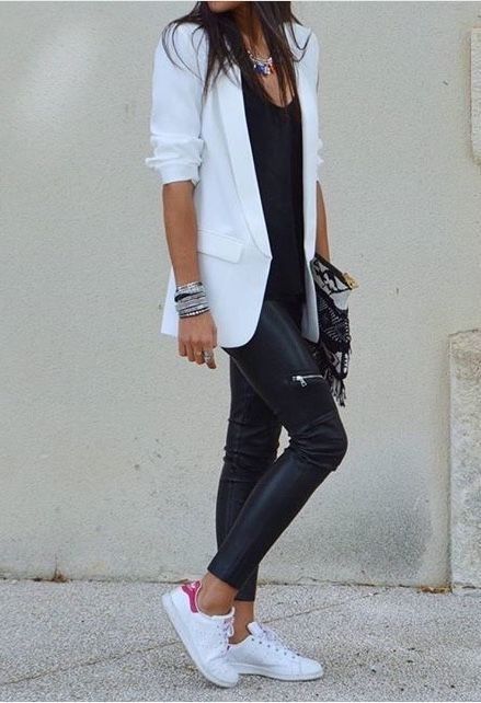 White Blazer Outfits, Blazer Outfits Casual, Blazer Outfit, Outfit Mujer, Casual Chic Outfit, Casual Work Outfits, Blazer Outfits, Sneakers Outfit, White Jacket