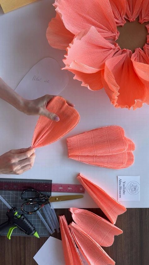 Learn how to create a DIY Giant Paper Peony with this easy step-by-step tutorial, perfect for beginners! This beautiful paper flower can be used for wall decor, photo backdrops, and other creative projects. Whether you're new to crafting or an experienced creator, this tutorial will show you how to make stunning, voluminous flowers for any occasion. Paper Peonies Tutorial, Peony Tutorial, Giant Flowers Diy, Paper Peony, Paper Flowers Diy Easy, Paper Flower Art, Paper Peonies, Paper Flower Backdrop, Handmade Flowers Paper