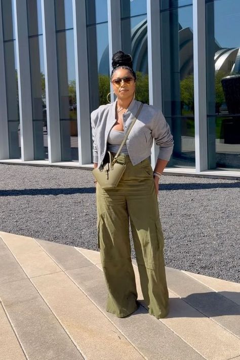 Outfit Ideas Camo Pants, Olive Green Wide Leg Pants Outfit, Green Pants Outfit Fall, Green Khaki Pants Outfit, Trendy Cargo Pants Outfit, Olive Green Cargo Pants Outfit, Wide Leg Pants Outfit Fall, Wide Leg Cargo Pants Outfit, Khaki Pants Outfit Women