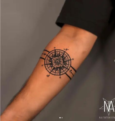 Compass Armband Tattoo Compass Arm Band Tattoo, Compass Rose Tattoo Men, Stormlight Tattoo, Tattoo Designs Men Forearm, Vintage Compass Tattoo, Direction Tattoo, Compas Tattoo, Traditional Compass Tattoo, Butterfly Leg Tattoos