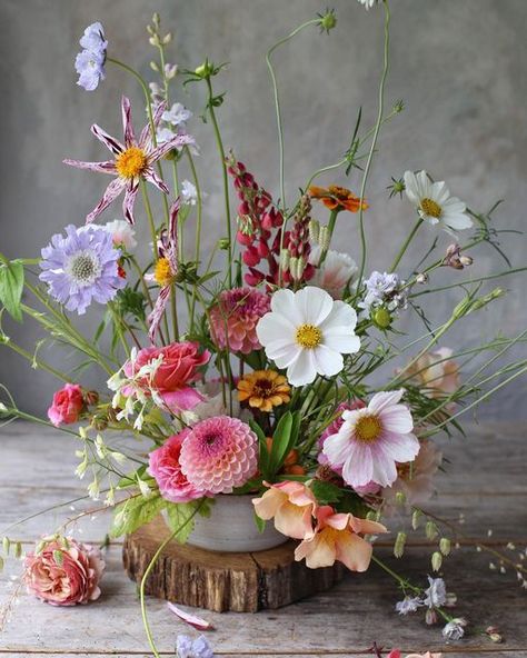 Whimsy Floral Arrangement, Wild Flower Floral Arrangements, Wild Flowers Arrangements, Wild Flower Decorations, Cool Flower Arrangements, Garden Style Wedding Flowers, Airy Flower Arrangements, Long And Low Flower Arrangement, Low Centerpieces Wedding