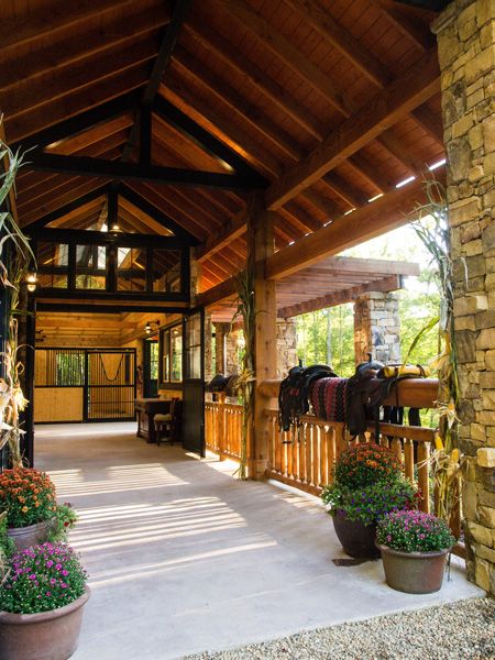 Horses Stables Ideas, Nice Horse Stables, Beautiful Stables Equestrian, Fancy Equestrian Facility, Tropical Horse Stables, Beautiful Horse Stables, French Horse Stables, Luxury Horse Stables Exterior, Cute Stables