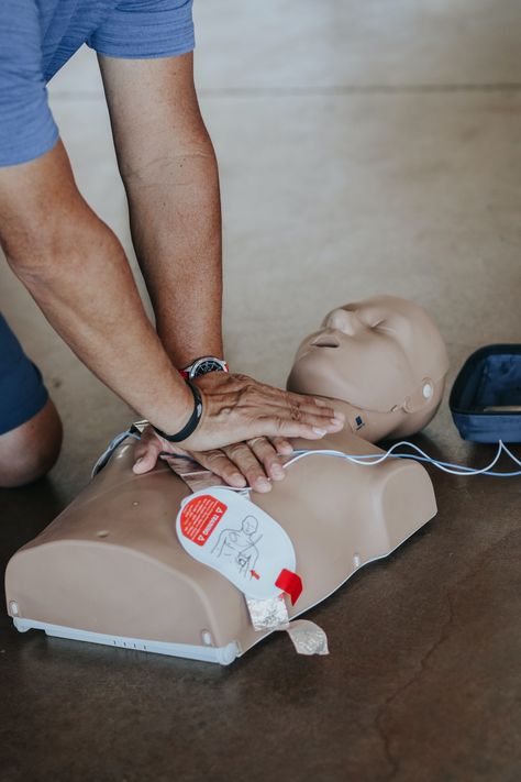 Learn Cpr, Camping First Aid Kit, Cardiopulmonary Resuscitation, First Aid Tips, Basic First Aid, Basic Life Support, Cpr Training, Home Doctor, Safety Training