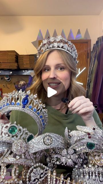 Crowns by Melissa Loschy on Instagram: "If you’ve ever wanted to try and craft your own royal tiara recreations, here’s my #1 technique for creating various components 👑💎  What you need and where to find it:  •STIFF FELT - @michaelsstores @joann_stores or any craft store  •FLORAL WIRE - (same as above) •FLAT BACK RHINESTONES - craft store, Etsy, Amazon or anywhere online, just do a google search. For this project I used sizes SS30 - SS10 •GEM GLUE - dries clear, @aleenesdiy Jewel-It glue is my favorite •WAX TIP APPLICATOR - Google search, got mine on Amazon. You could also use tweezers" Tiara Display Ideas, Beaded Crown Diy, Tiara Making Diy, Princess Tiara Aesthetic, Diy Crowns And Tiaras, Rhinestone Projects Ideas, How To Make A Crown, Diy Tiaras And Crowns, How To Make Tiara