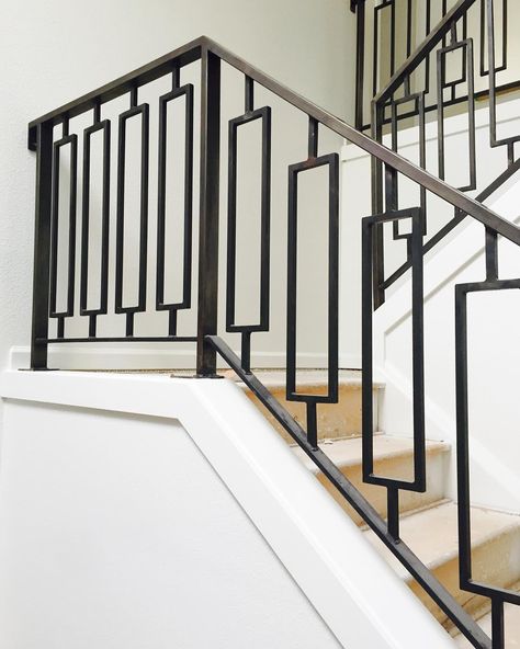 Love these stairs! Iron Stair Railing Ideas, Metal Staircase Railing, Iron Staircase Railing, Pintu Interior, Metal Stair Railing, Stairs Railing, Wrought Iron Stair Railing, Rustic Stairs, Modern Stair Railing