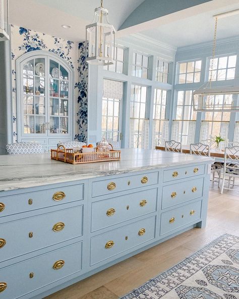 Millennial Kitchen, Girly House, Beachy House, Costal Bedroom, Preppy House, Colorado Living, Grand Millennial, Dream Beach Houses, Coastal Granddaughter