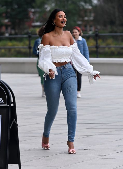 Maya Jama looks sensational in daring low-cut top and jeans after filming in London Chic Street Styles, Jeans And Crop Top Outfit, Fashion Inspo Casual, White Tops Outfit, Maya Jama, Cute White Tops, Top And Jeans, Crop Top With Jeans, Cute Outfits With Jeans