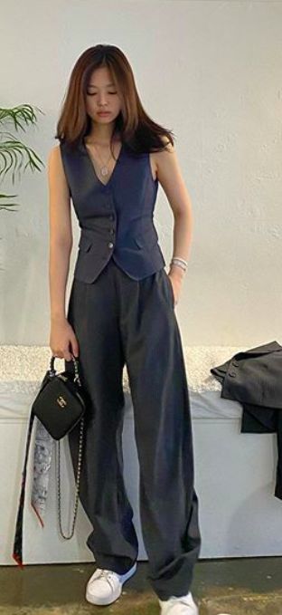 Tomboy Prom Outfits, Waistcoat Women Outfit, Prom Outfits For Tomboys, Lesbian Prom Outfit, Lesbian Formal Outfits, Masculine Girl Outfits, Masculine Outfits For Women, Formal Attire Women, Waistcoat Outfit