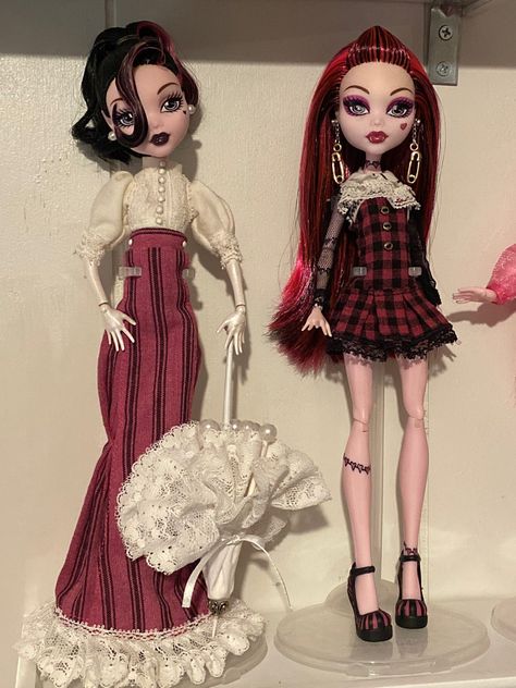 Draculaura Doll Restyle, Cool Dolls, Monster High Doll Restyle, Cute Y2k Pfp, Draculaura Restyle, Goth Bratz, Draculaura Pfp, Customized Dolls, Draculaura Doll