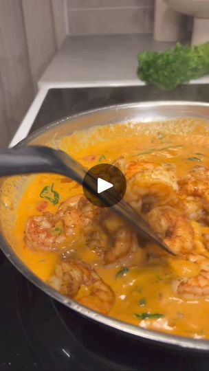 Creamy Garlic Shrimp Recipe, Prawn Pasta, Shrimp Pasta Recipe, Prawn Dishes, Linguine Recipes, Cream Pasta, Linguine Pasta, Tomato Puree, Pasta Water